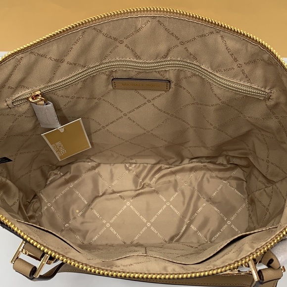 MICHAEL KORS
Jet Set Lg Crossgrain Leather Top-Zip Charlotte Tote Shoulder
Camel - Picture 14 of 16